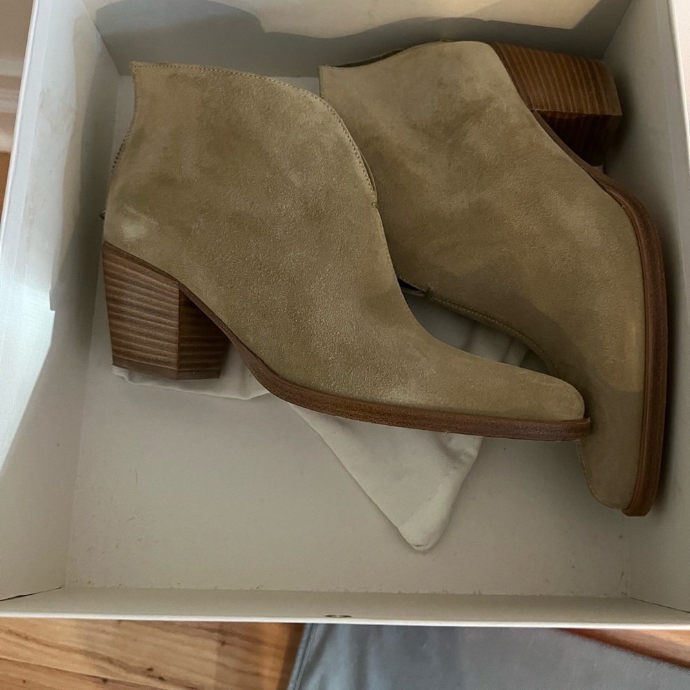 Vince suede ankle boots. Pointy toe